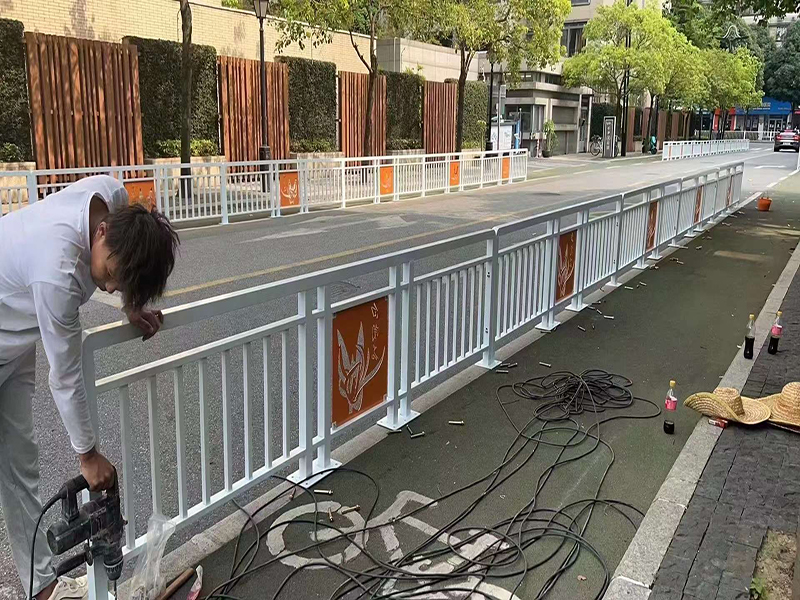 道路交通隔离护栏损坏应立即修缮 