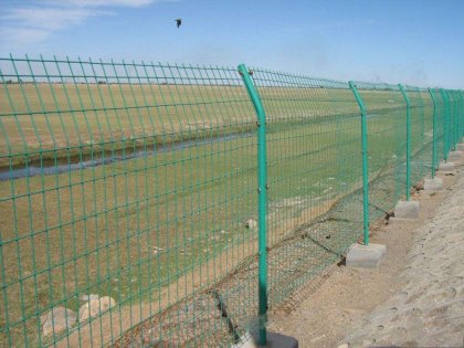 护栏网根据用途可分为电焊网片护栏和框架护栏